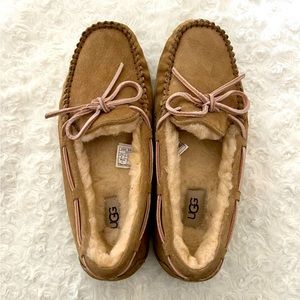 Women’s UGG Dakota Slippers size 8, Great Condition!!